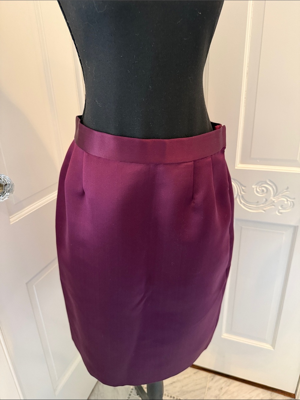 Bill Blass -Women's Satin Pencil Skirt in Plum
